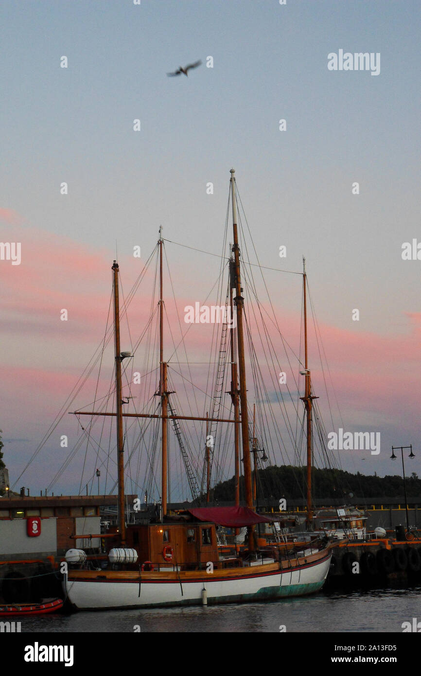 Altes Schiff in den norwegischen Hafen Stockfoto