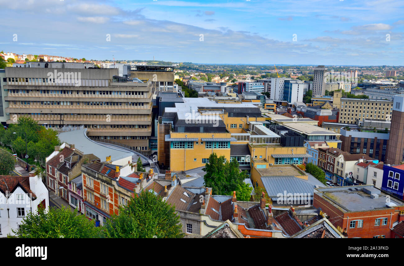 Blick auf die Skyline von Central Bristol mit dem Bau von Bristol Royal Infirmary und St. Michael Hügel im Vordergrund, Großbritannien Stockfoto