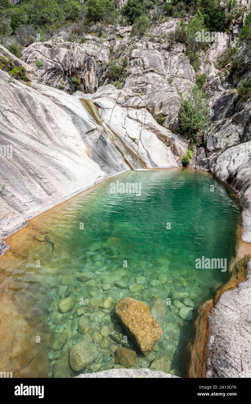 Wasserfall und natürlichen Pool im Purcaraccia Canyon in Bavella im Sommer. Sie werden durch das klare Wasser mit erstaunlichen natürlichen Folien gehen. Korsika (FR) Stockfoto