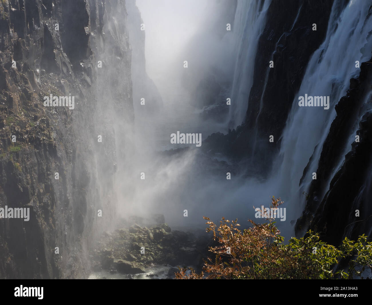 Nebel produziert durch spektakuläre Wasserfälle in Victoria Falls, Livingstone, Sambia, Afrika Stockfoto