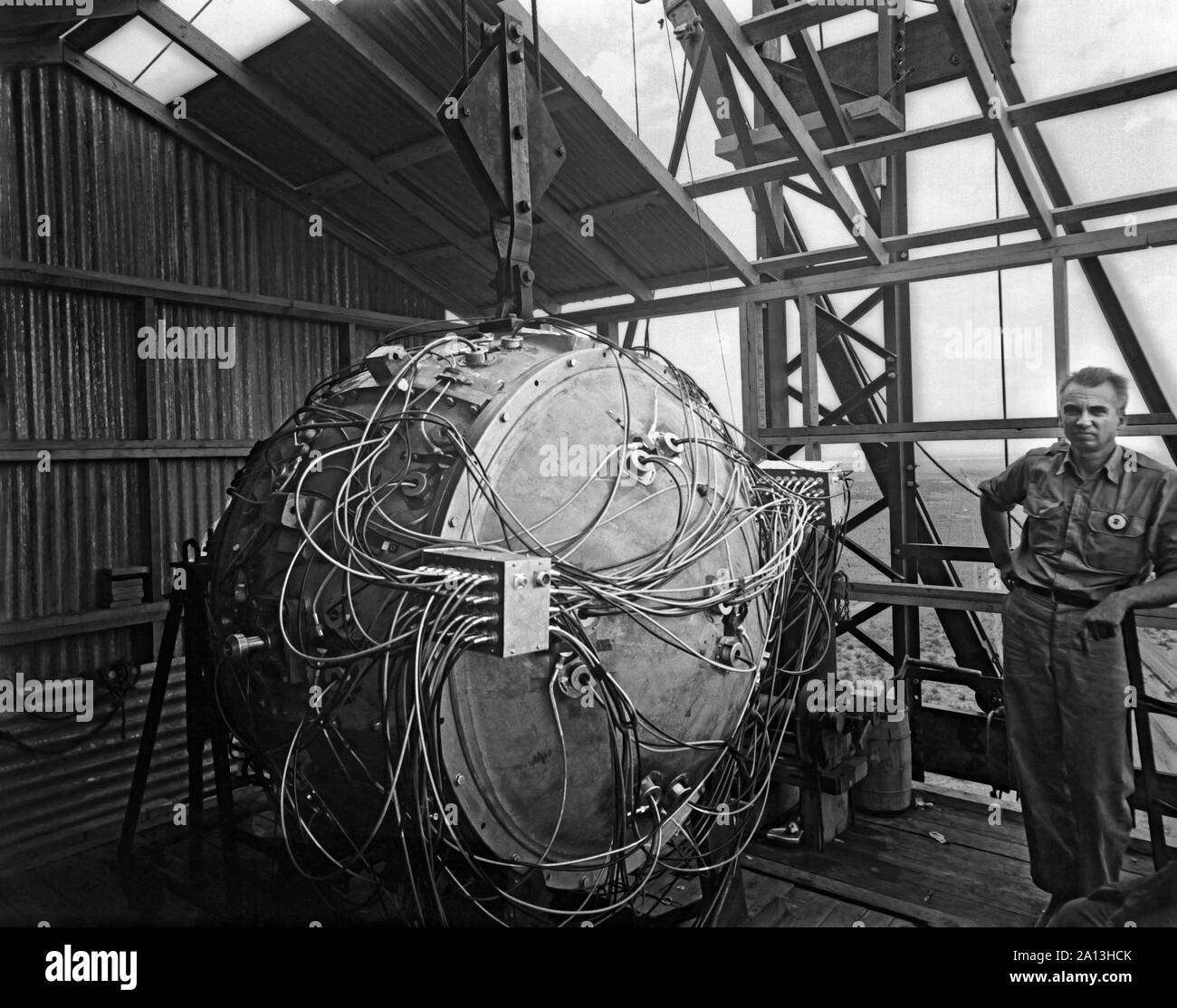 Weltkrieg Foto des Trinity Test Bombe teilweise zusammengebaut auf dem Turm. Stockfoto