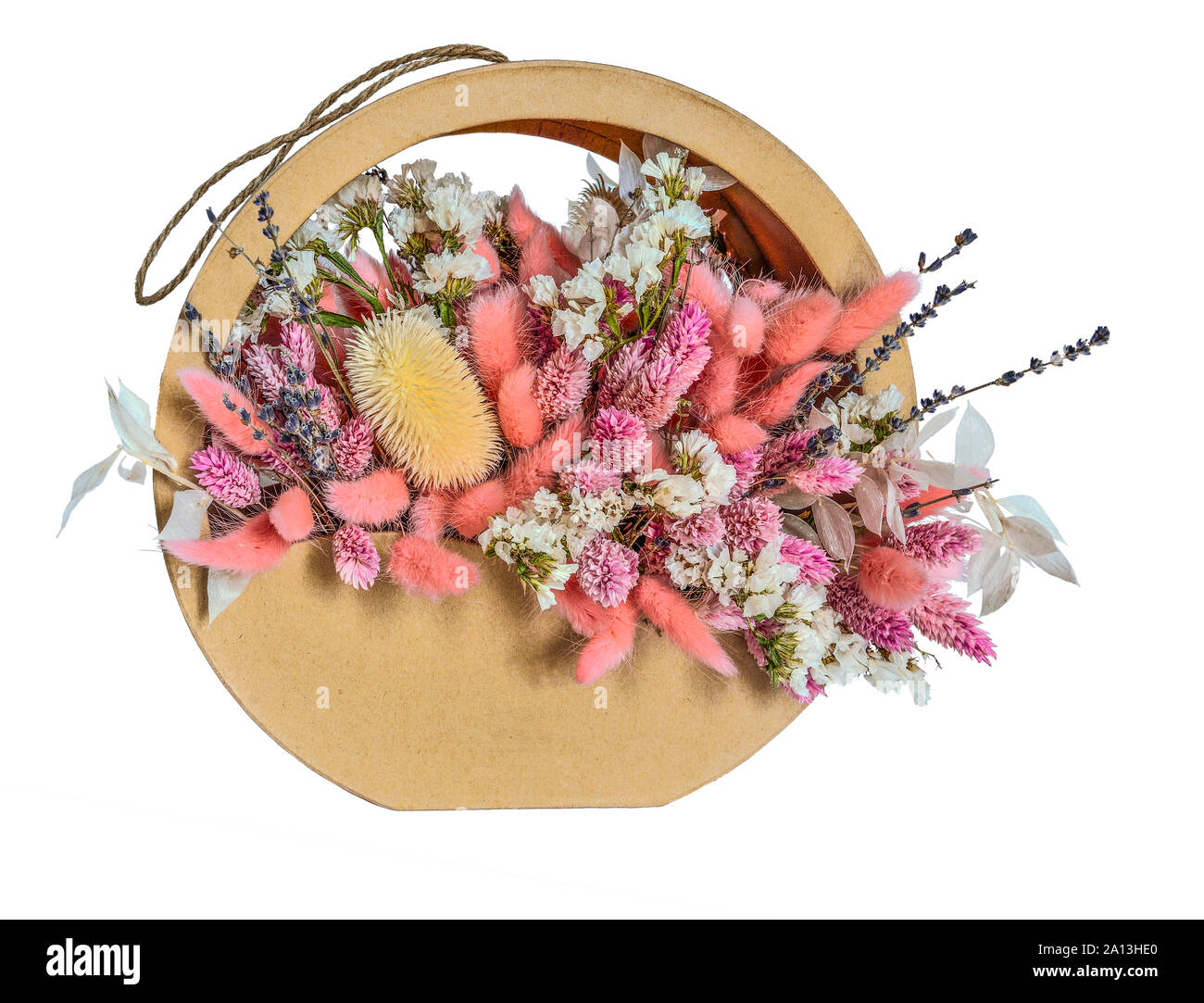 Zarte floristischen Zusammensetzung in Pastellfarben weiß rosa Farbe aus getrockneten Blumen in Geschenkbox, Nahaufnahme, auf weißem Hintergrund. Blumenstrauß aus Flauschigen Stockfoto