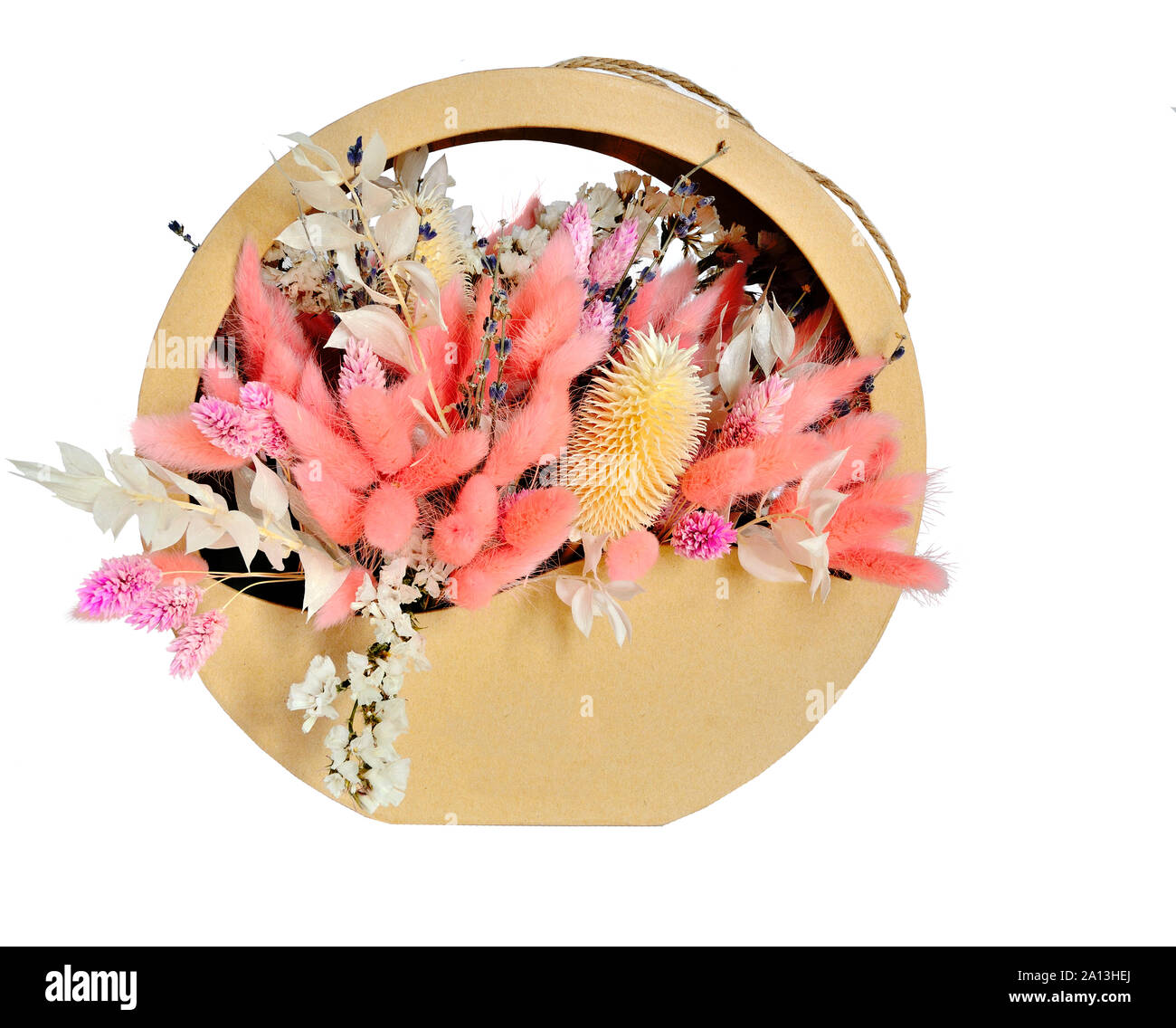 Zarte floristischen Zusammensetzung in Pastellfarben weiß rosa Farbe aus getrockneten Blumen in Geschenkbox, Nahaufnahme, auf weißem Hintergrund. Blumenstrauß aus Flauschigen Stockfoto