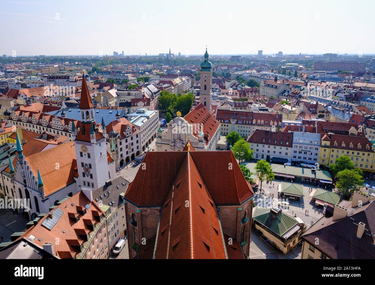 Blick auf die Altstadt, das Dach von St. Peter's Kirche, Altes Rathaus und Kirche des Heiligen Geistes, München, Oberbayern, Bayern, Deutschland Stockfoto