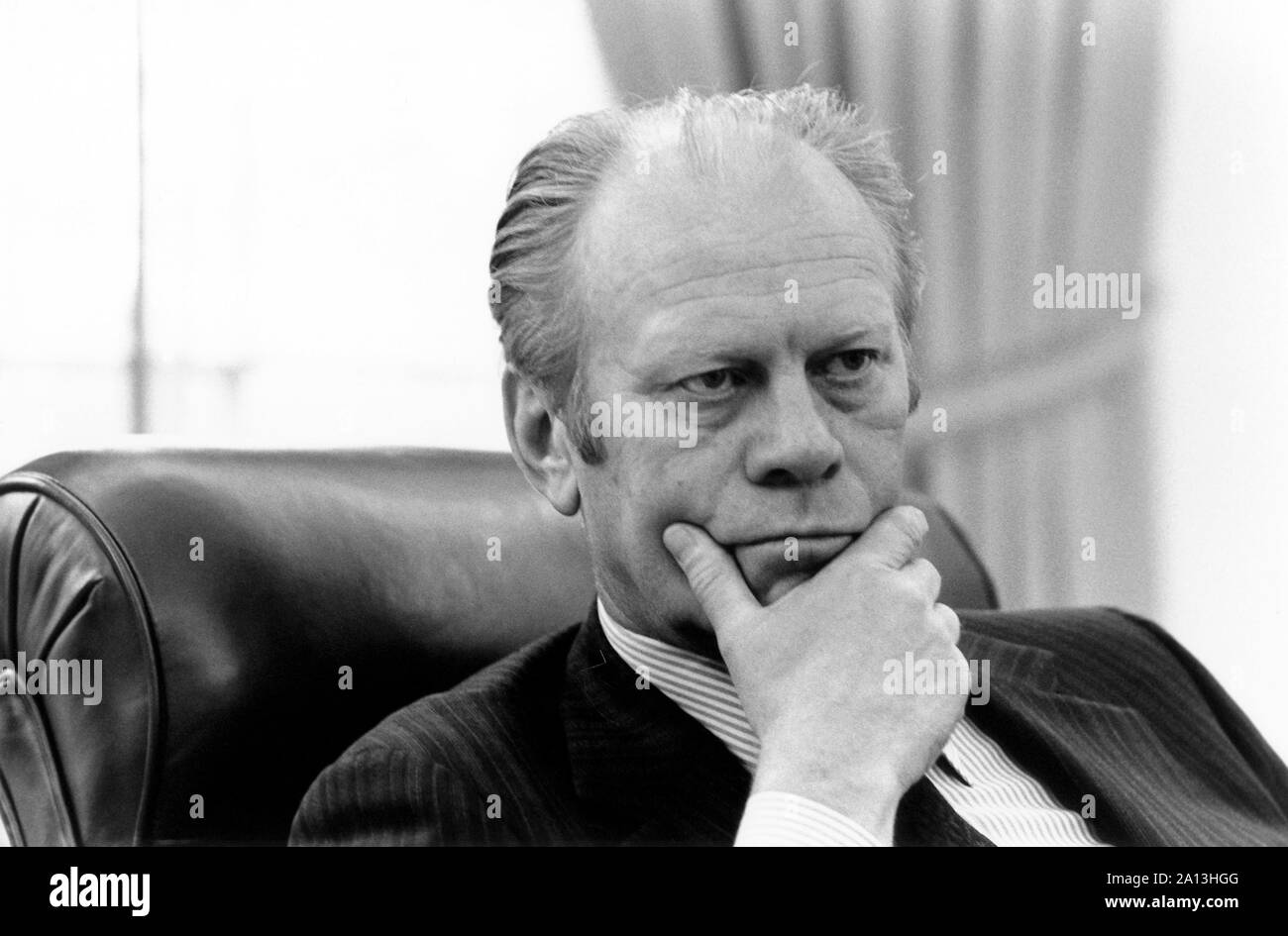 Präsident Gerald Ford während eines Briefing im Oval Office, 1975. Stockfoto