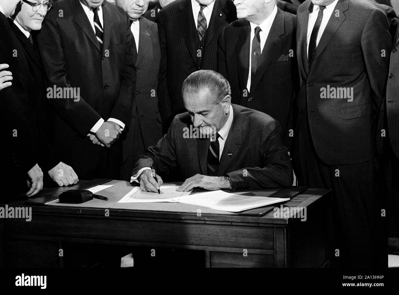 Präsident Lyndon Johnson bei der Unterzeichnung des Civil Rights Bill von 1968 in das Gesetz. Stockfoto