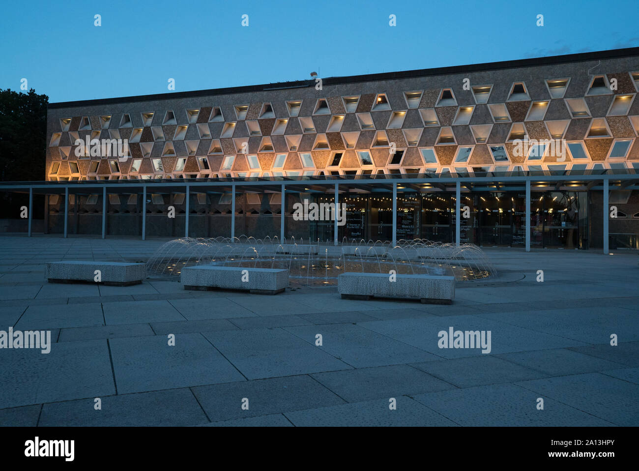 Die Stadt Luxemburg/Luxemburg - 10. August 2019 - Blick auf das Große Theater der Stadt Luxemburg bei Sonnenuntergang mit Leuten, die Getränke in der Theaterbar Stockfoto