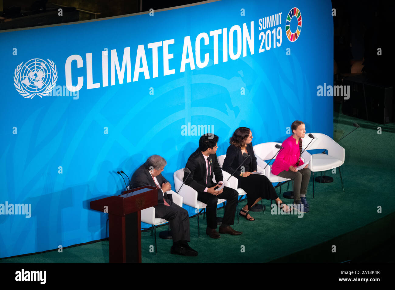 New York, USA, 23. September 2019. Schwedische Umweltaktivist Greta Thunberg (R) spricht bei der Eröffnung der UN-Klimapolitik Gipfel 2019 Neben (L) der Generalsekretär der Vereinten Nationen, Antonio Guterres, Anurag Saha Roy, Gewinner des Sommer Lösungen Pitch Wettbewerb; und Klima Aktivist Paloma Costa Oliveira Brasilien, am Sitz der Vereinten Nationen in New York City. Credit: Enrique Ufer/Alamy leben Nachrichten Stockfoto