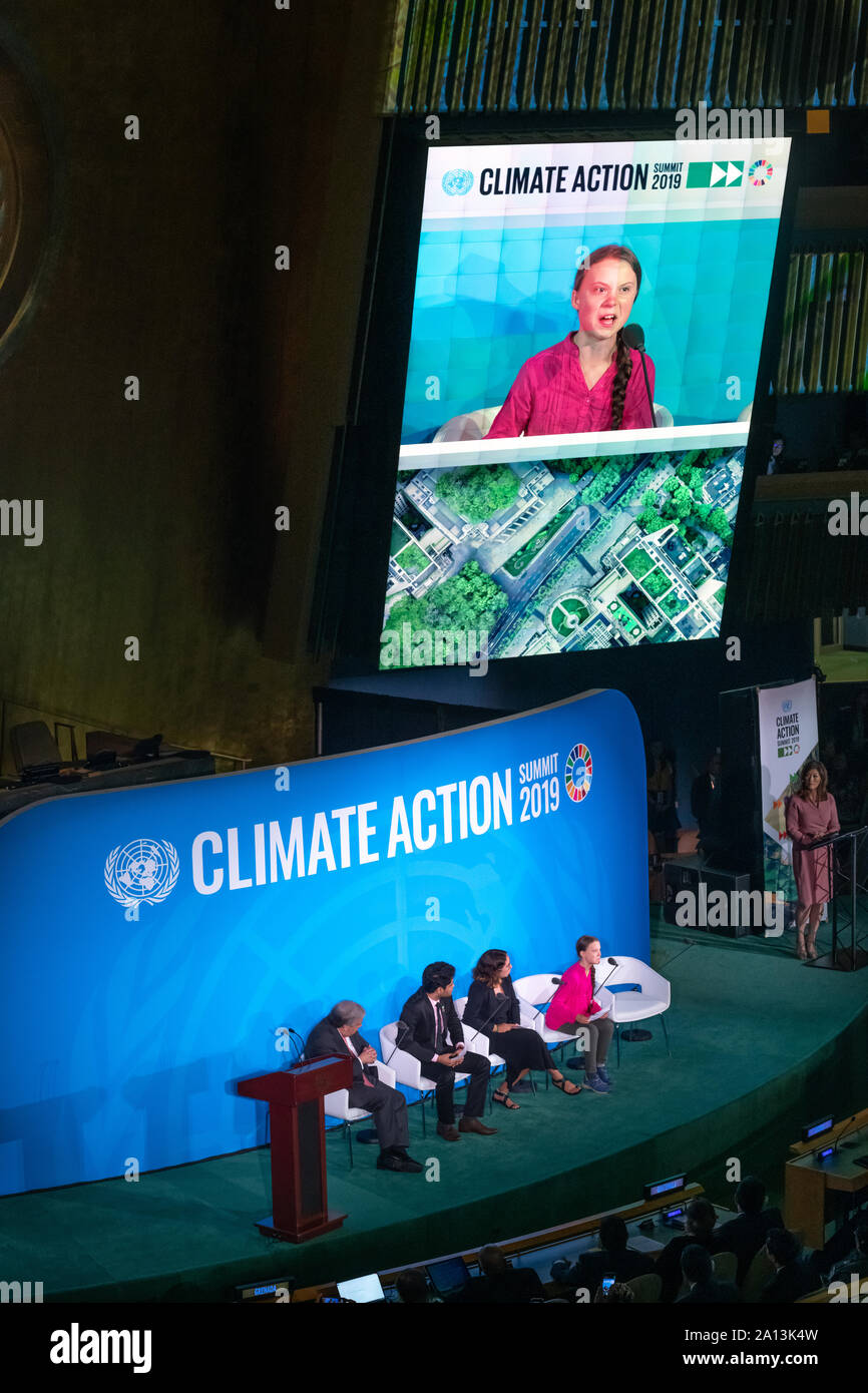 New York, USA, 23. September 2019. Schwedische Umweltaktivist Greta Thunberg (R) spricht bei der Eröffnung der UN-Klimapolitik Gipfel 2019 Neben (L) der Generalsekretär der Vereinten Nationen, Antonio Guterres, Anurag Saha Roy, Gewinner des Sommer Lösungen Pitch Wettbewerb; und Klima Aktivist Paloma Costa Oliveira Brasilien, am Sitz der Vereinten Nationen in New York City. Credit: Enrique Ufer/Alamy leben Nachrichten Stockfoto