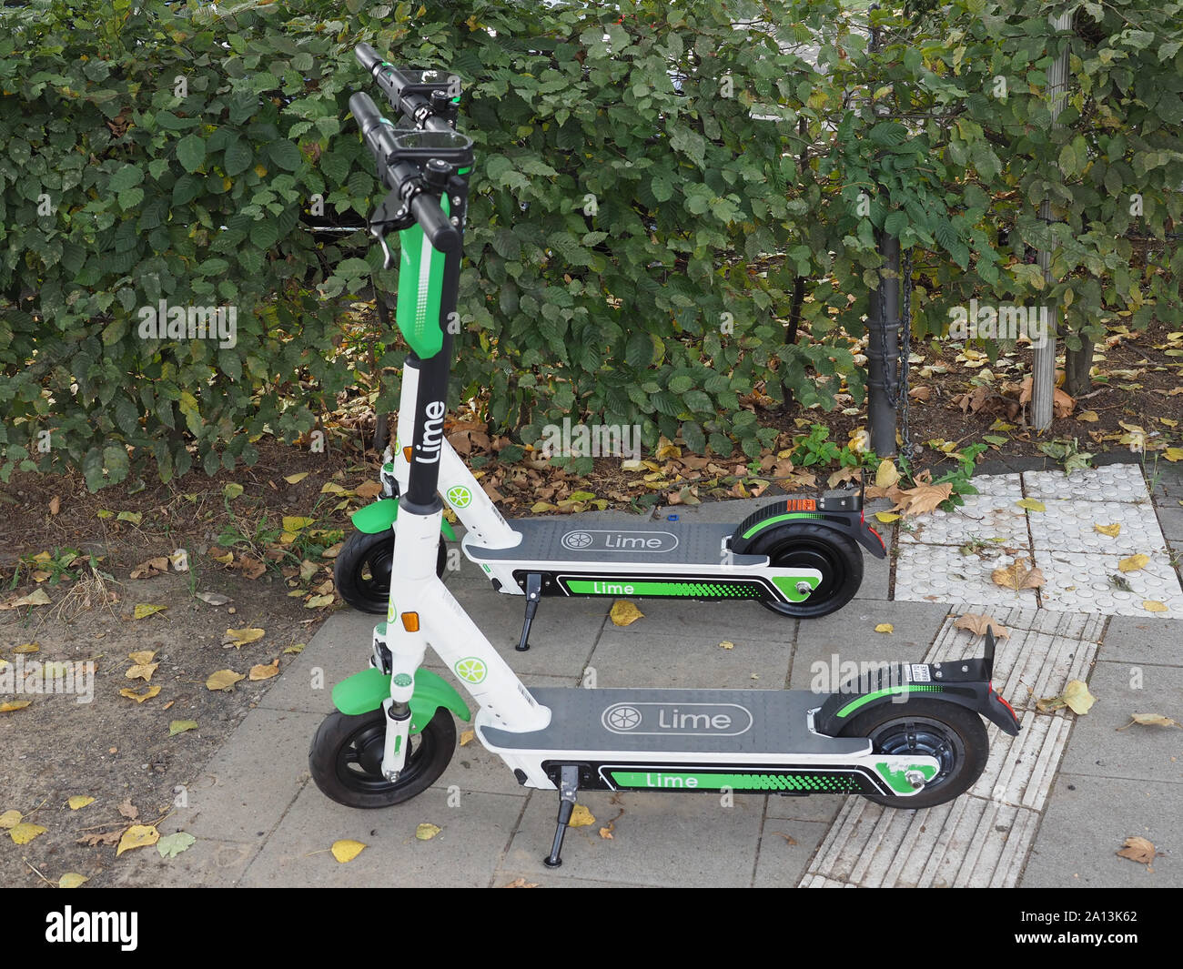 KOELN, Deutschland - ca. August 2019: Kalk elektrische Kick scooter persönliche Mobilität Radfahrzeug Stockfoto