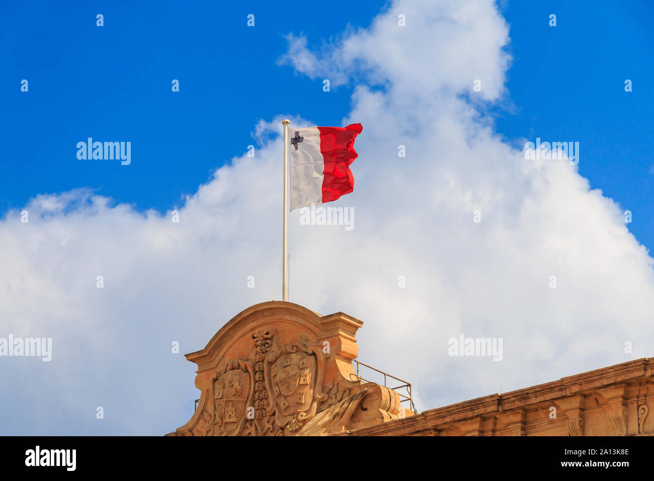 Malta Flagge weht in tiefblauen Himmel Hintergrund Stockfoto