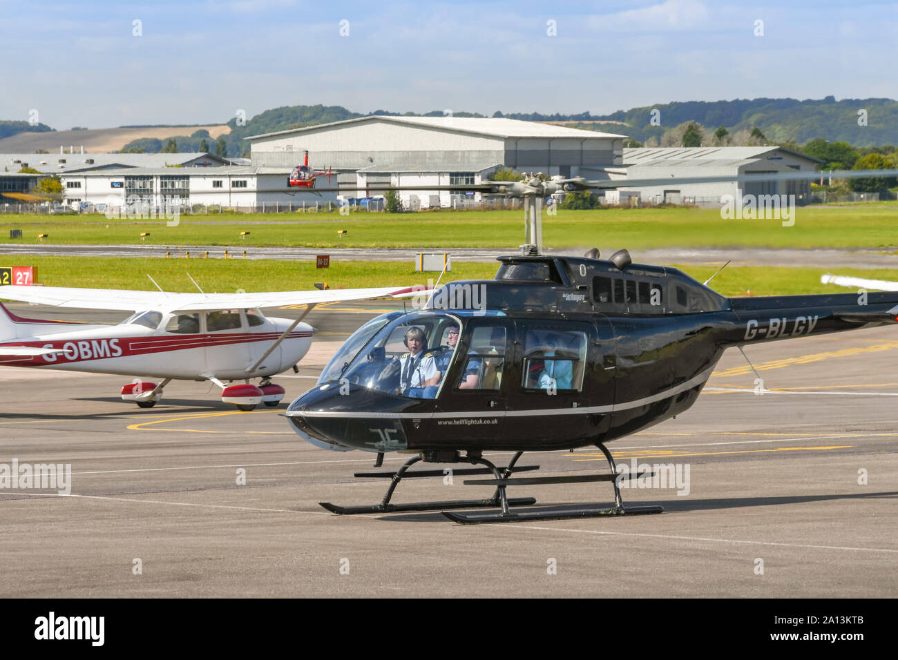 Helicopter flight airport Fotos und Bildmaterial in hoher Auflösung