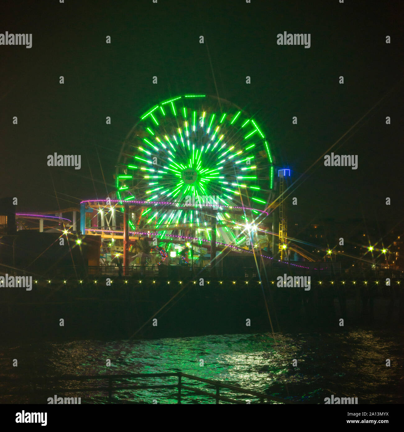 Riesenrad, Santa Monica Pier Kalifornien, dieses Foto spontan mit einem 50-mm-Objektiv und einem speziellen lensflare Filter genommen wurde. Stockfoto