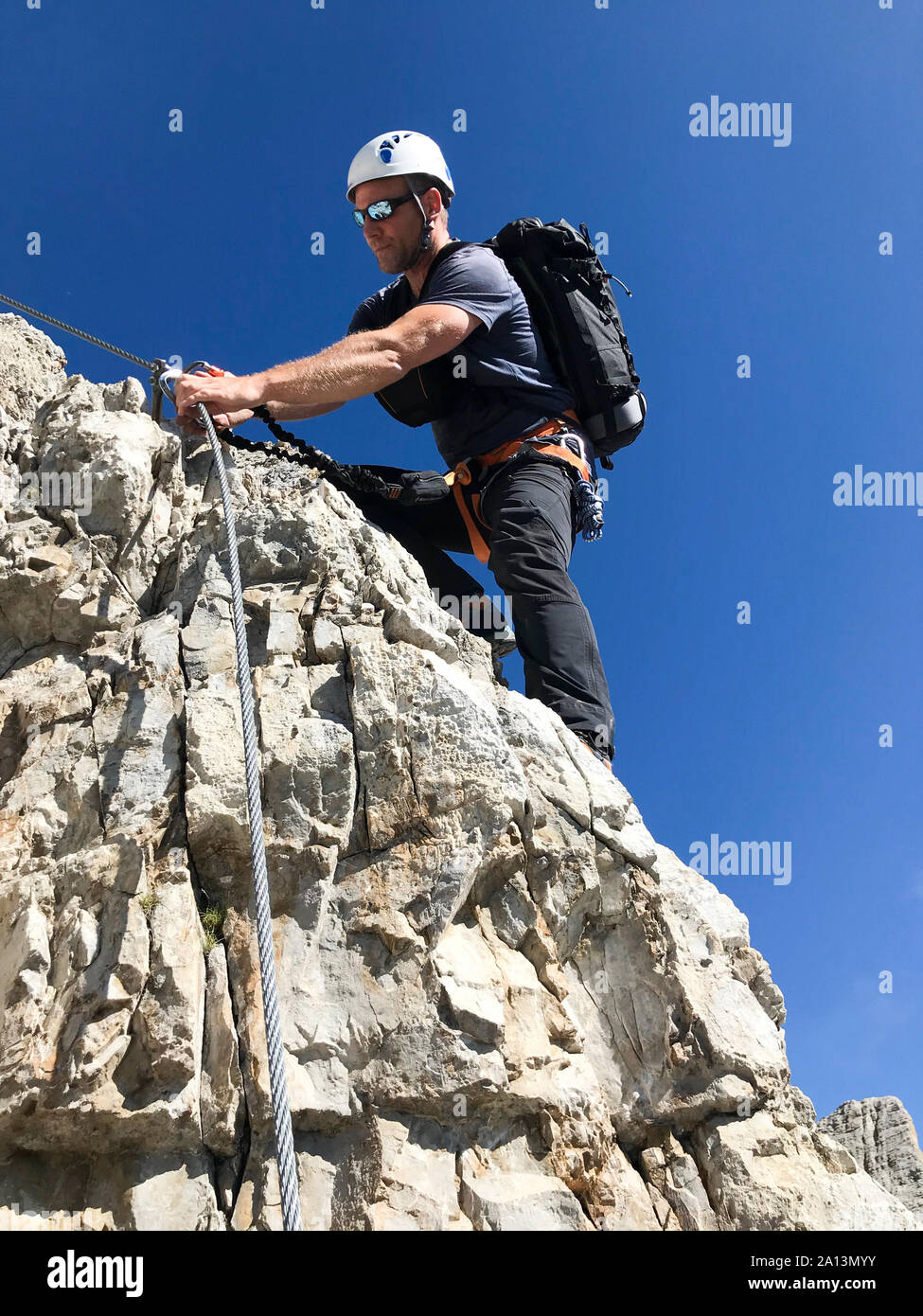 Bergführer auf einem steil und ausgesetzt Klettersteig in Alta Badia in Südtirol in den italienischen Dolomiten Stockfoto