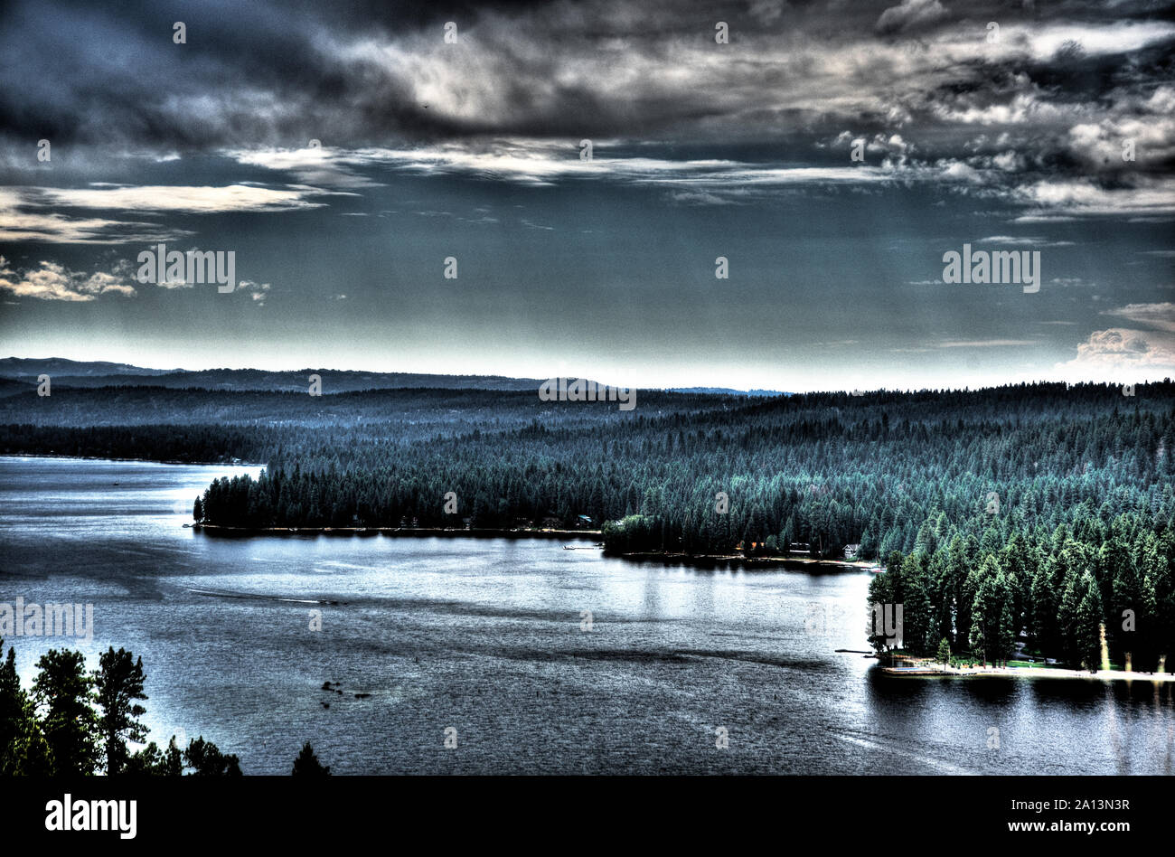 Payette Lake mit Wolken Stockfoto