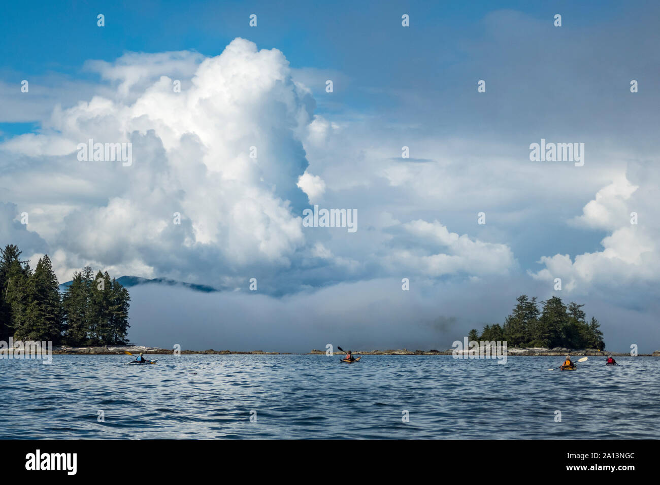 Kayaker paddeln unter den gebrochenen Gruppe Inseln im Pacific Rim National Park Reserve, British Columbia, Kanada. Stockfoto