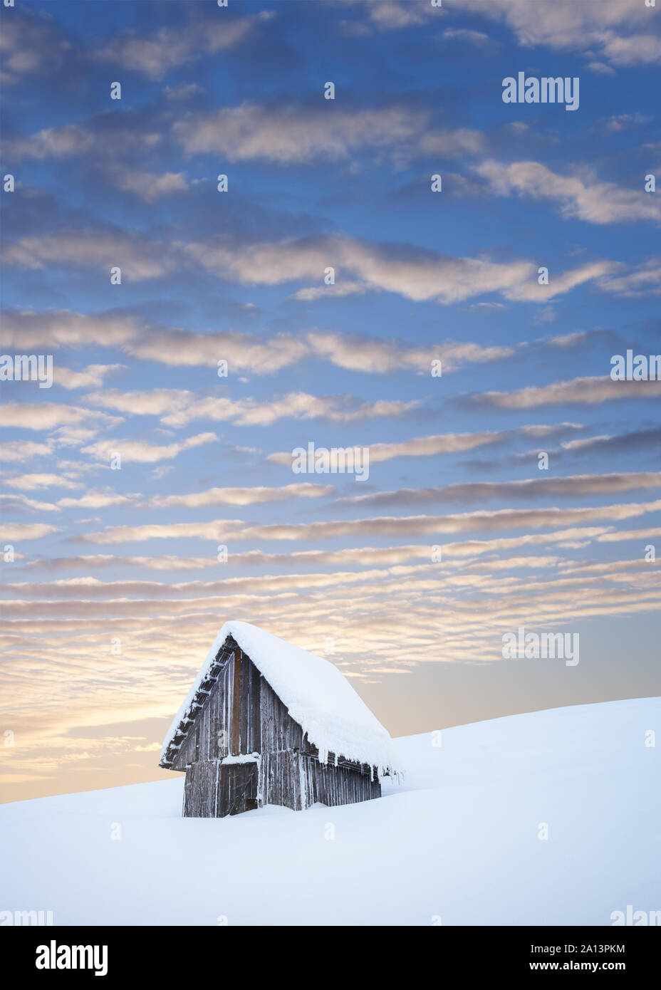 Märchen einsames Haus in den Bergen. Weihnachtskarte mit einem wunderschönen Sonnenuntergang Himmel. Winterlandschaft mit Kopie Raum Stockfoto