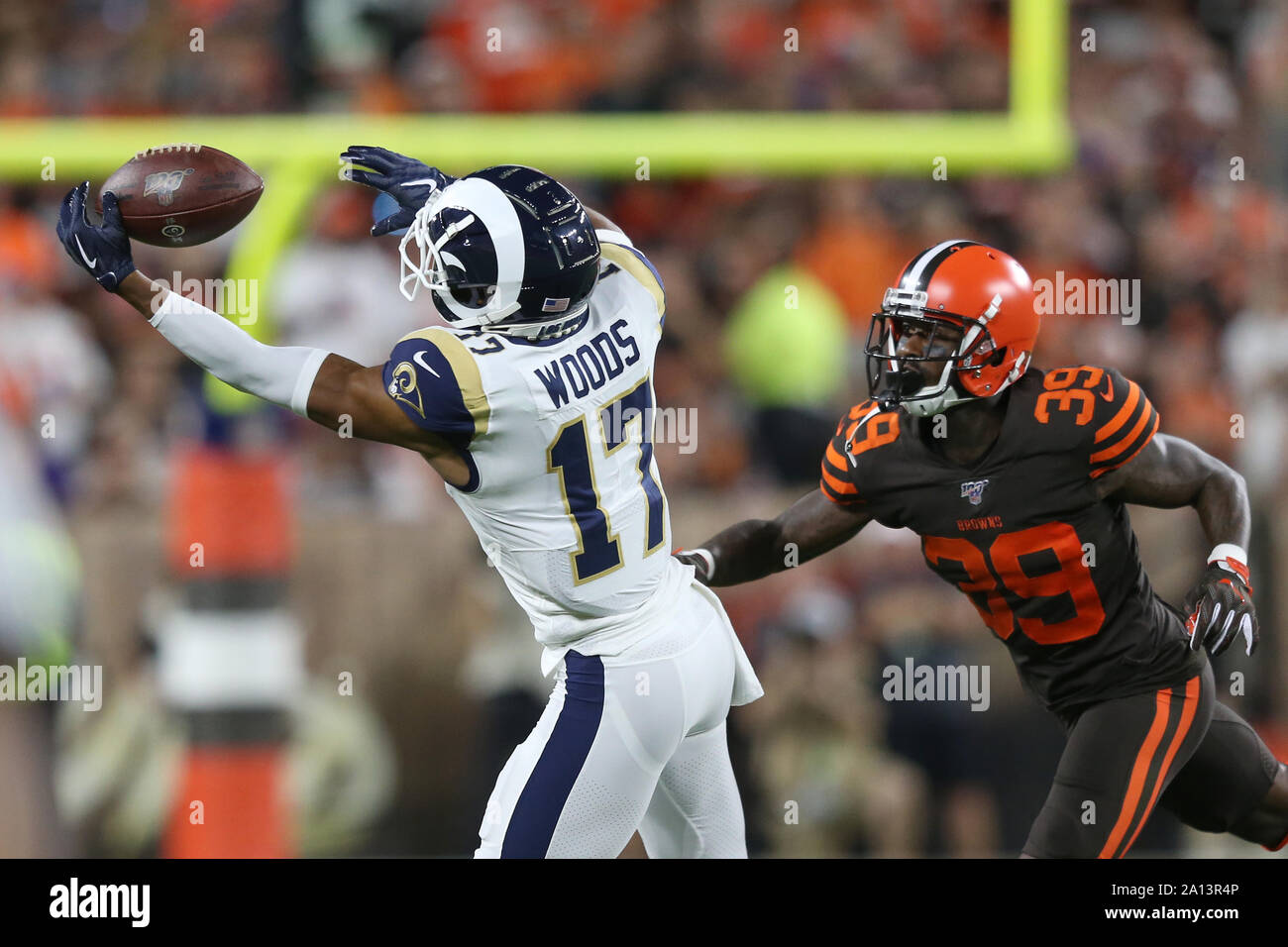 Cleveland, USA. 23 Sep, 2019. Los Angeles Rams Robert Woods (17) versucht, eine Hand vor Cleveland Browns defender Terrance Mitchell (39) Während der Zweiten an FirstEnergy Stadion in Cleveland, Ohio am Sonntag, 22. September 2019. Foto von Aaron Josefczyk/UPI Quelle: UPI/Alamy leben Nachrichten Stockfoto