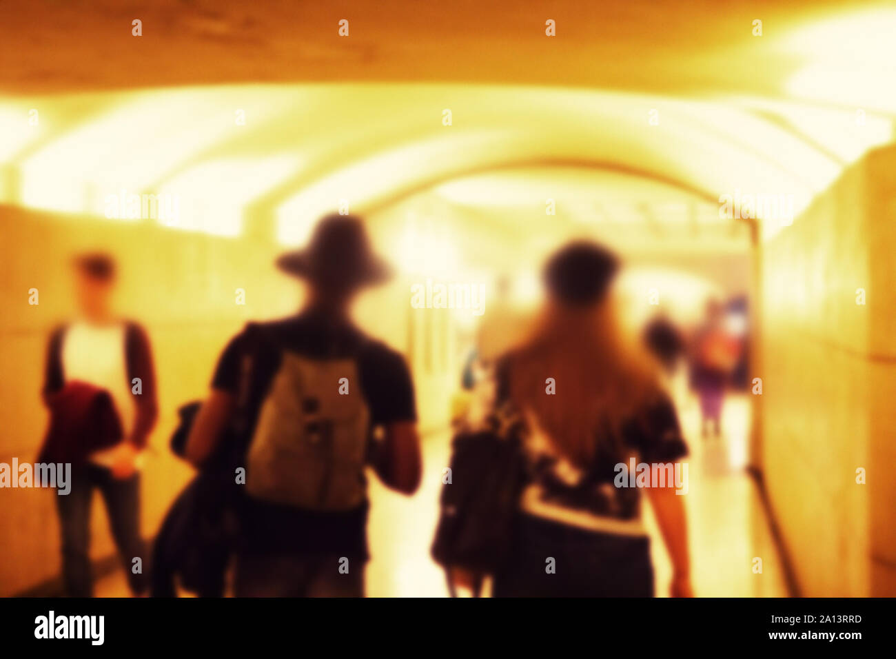 Starke Blur, anonyme Menschen auf den Straßen von Europa. Fußgängerzone unterirdischen Infrastruktur tunnel Stockfoto