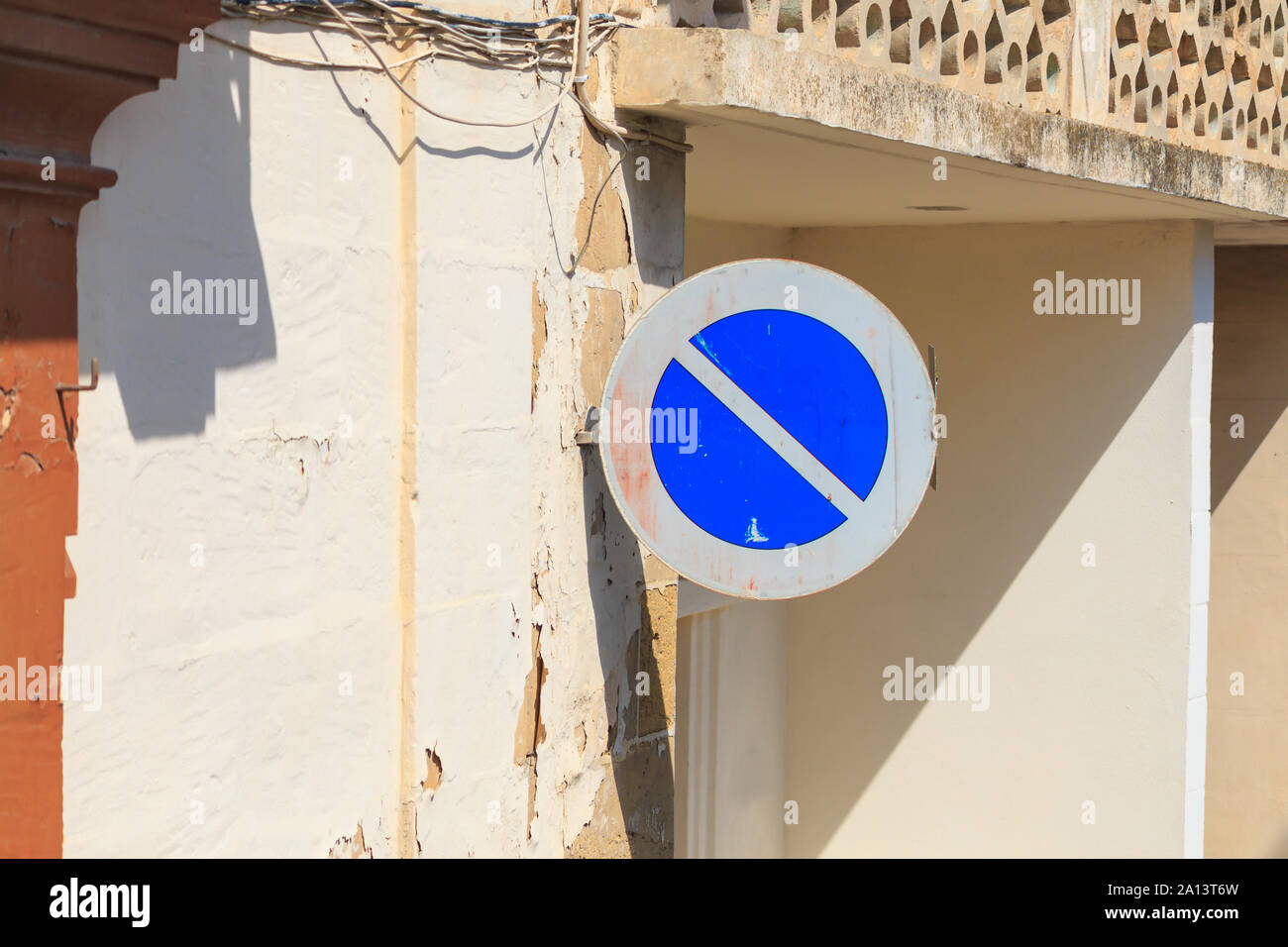 Gebleicht Road Sign. Sun Schäden UV-Licht auf Schild malen Stockfoto