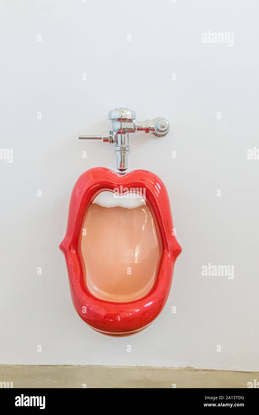 Eine rote Lippen urinal mit weißen Zähnen in der Men's Bad am Kollektor Auto Vault in Santa Paula, Kalifornien. Das Urinal wurde ursprünglich konzipiert Stockfoto