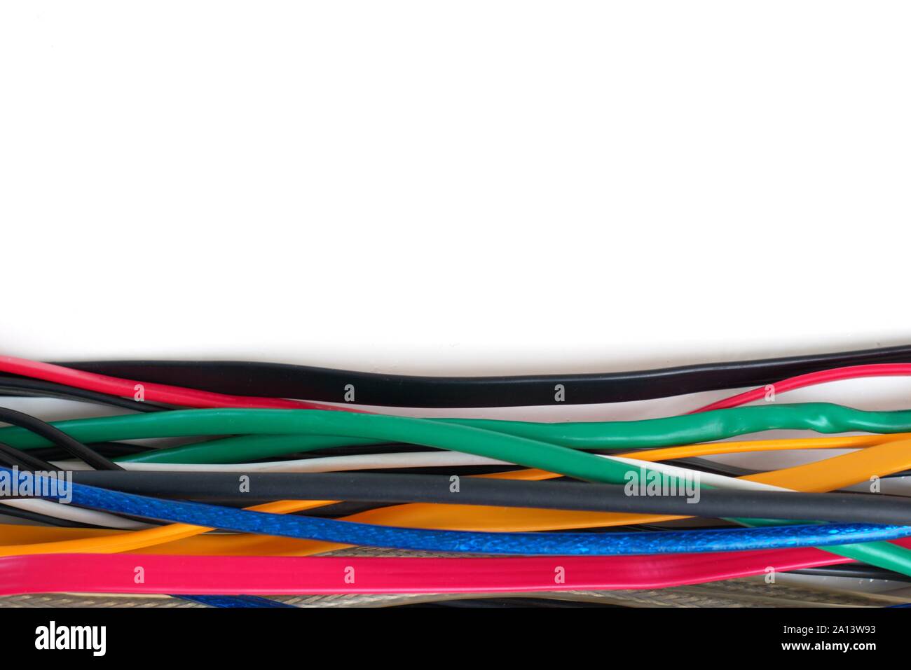 Mehrfarbige Kabelsalat auf einem weißen Hintergrund. Netzwerk Infrastruktur, tech support abstraktes Konzept. Stockfoto