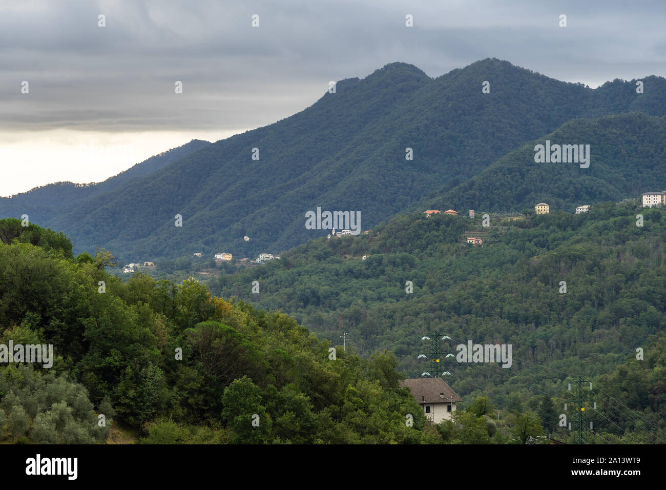 Landschaft der Apenninen mit grünen dichten Wald und Dörfer in Ligurien, Italien Stockfoto