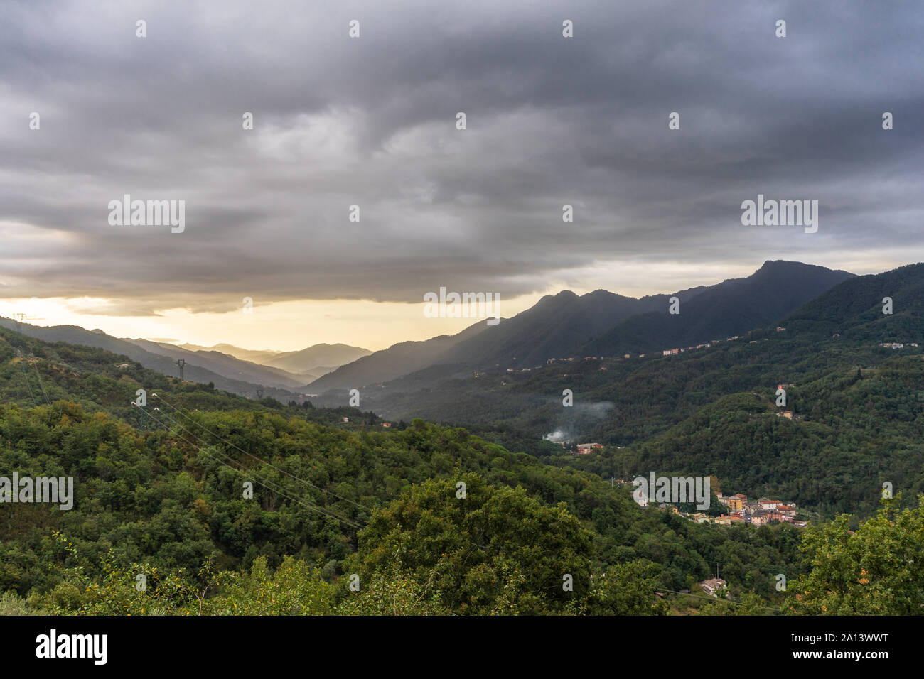 Landschaft der Apenninen mit Dörfern und Grünen dichten Wald in Ligurien, Italien Stockfoto