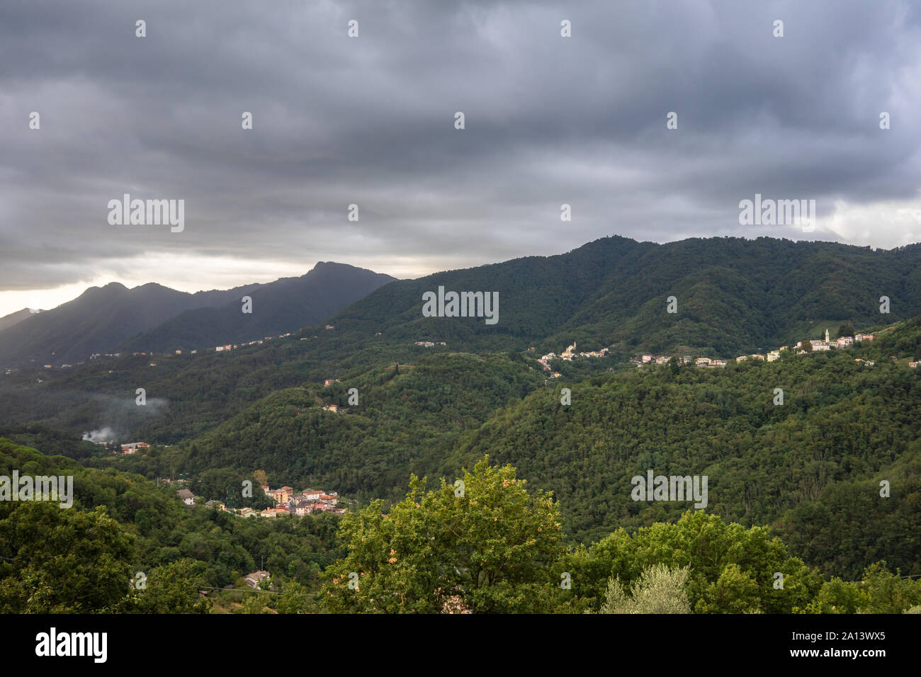 Landschaft der Apenninen mit Dörfern und Grünen dichten Wald in Ligurien, Italien Stockfoto