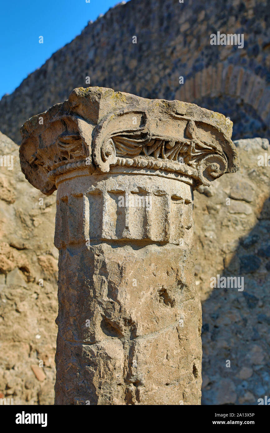Ruiniert Säule in die alte römische Stadt Pompeji, Italien Stockfoto