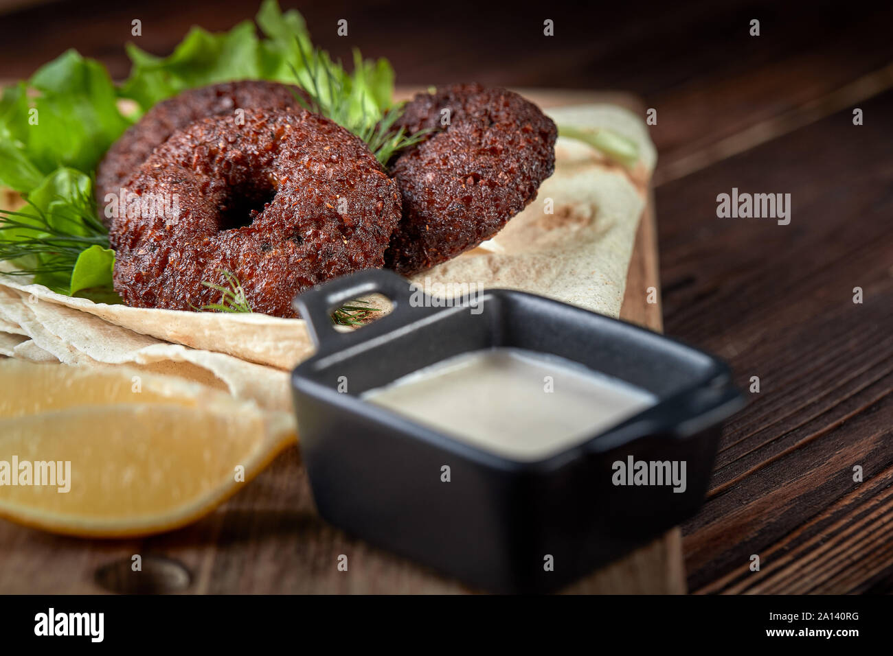 Tortilla Wrap mit falafel und frischer Salat. Vegan Tacos. Vegetarische gesunde Ernährung Stockfoto