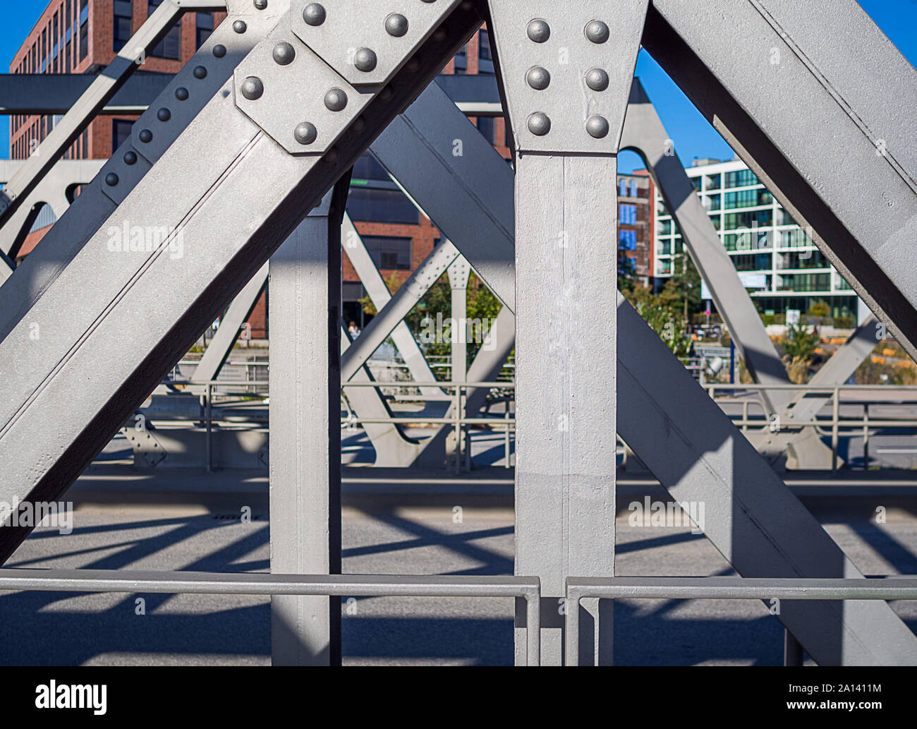 Schießen von Silber farbigen Stahl Bau einer Brücke am Tag. Fokus auf den Vordergrund. Stockfoto