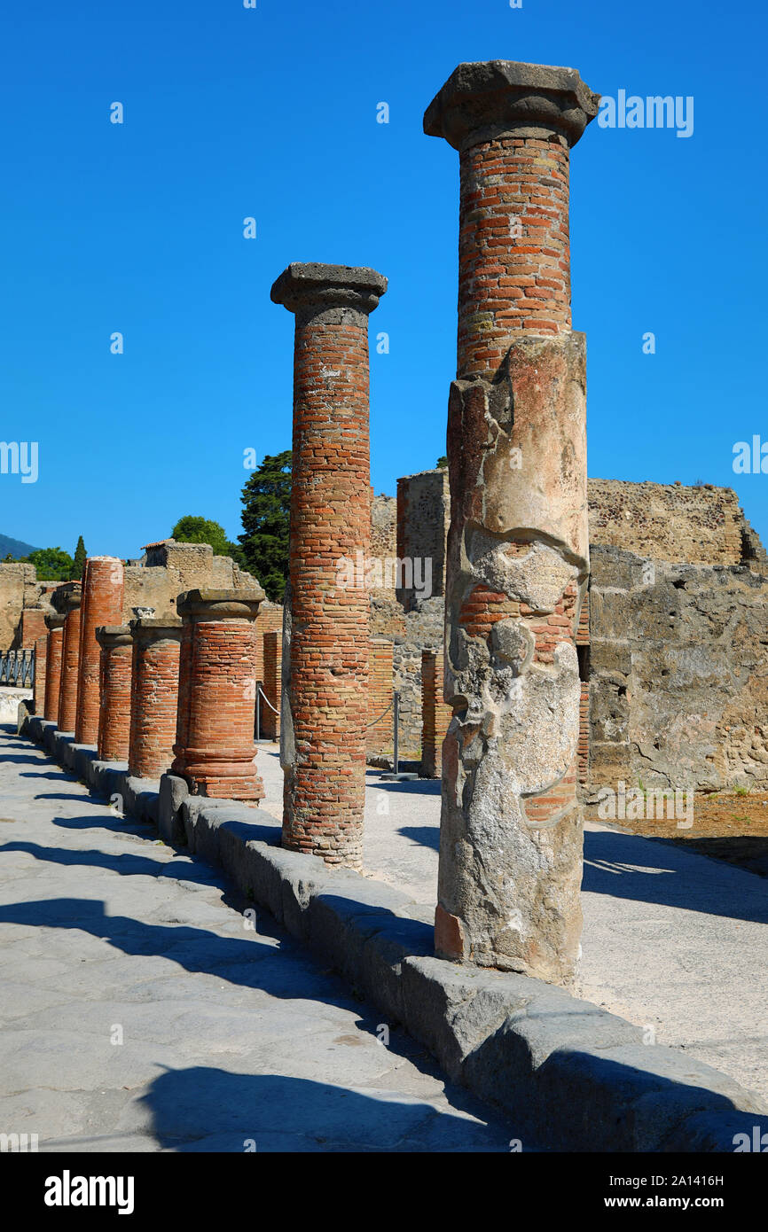 Ruiniert Säulen in die alte römische Stadt Pompeji, Italien Stockfoto