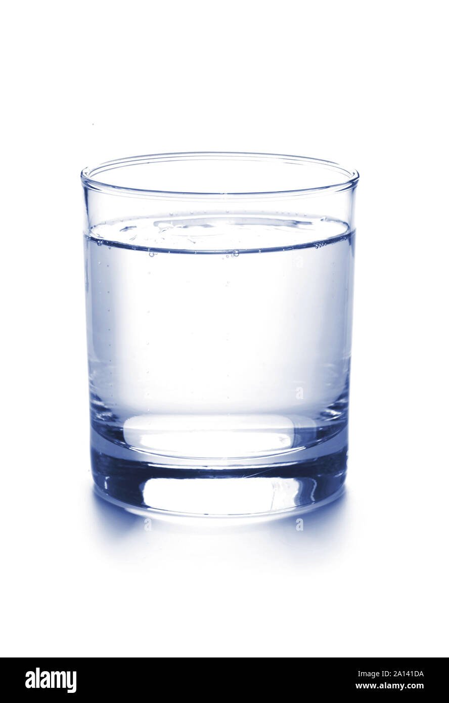 Ein Glas stilles Wasser isoliert auf weißem Stockfoto