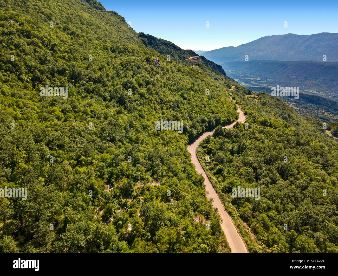 Luftaufnahme des Hinterlandes von Montenegro, gewundenen Straßen, sanften Hügeln, voller Vegetation kreuz, mediterraner Macchia. Gebirge Stockfoto