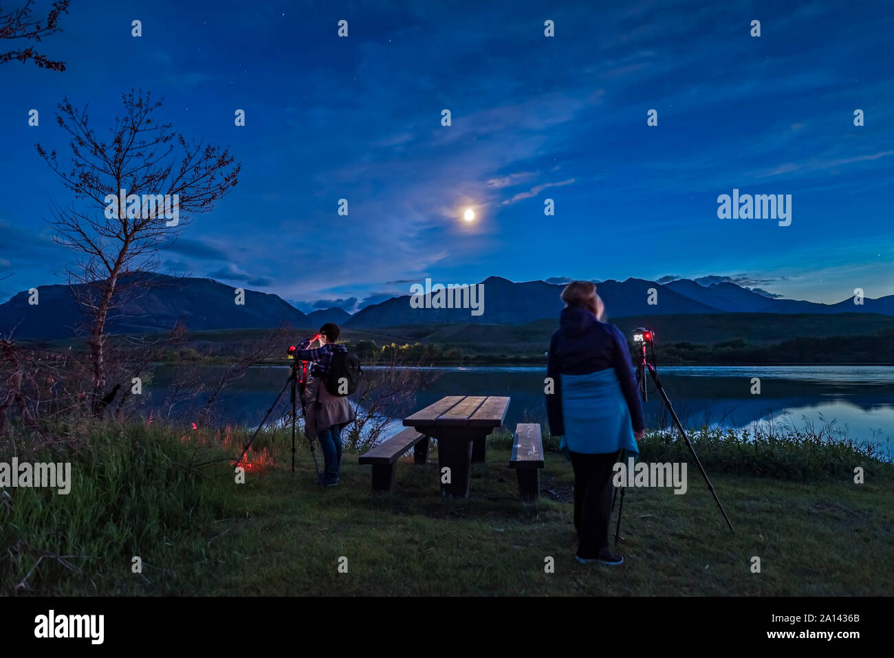 Zwei Fotografen, die in der Abenddämmerung am Waterton Lakes National Park, Kanada. Stockfoto