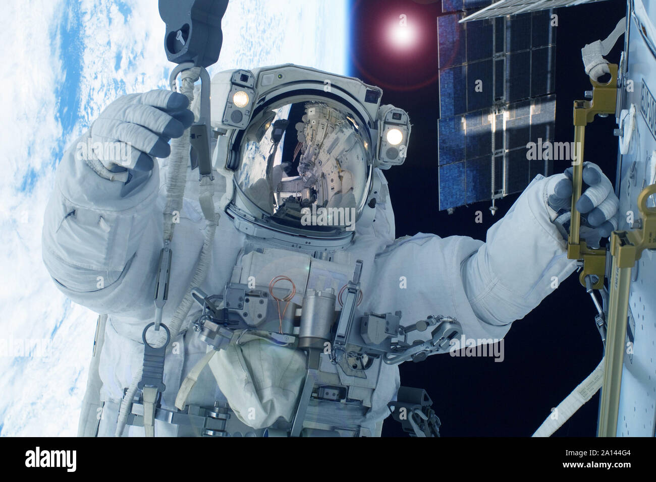 Astronaut im Weltraum vor dem Hintergrund der Erde. Elemente dieses Bild wurde von der NASA eingerichtet Stockfoto