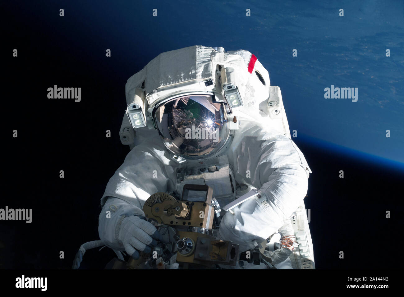 Astronaut im Weltraum schießt der Erde. Elemente dieses Bild wurde von der NASA eingerichtet Stockfoto