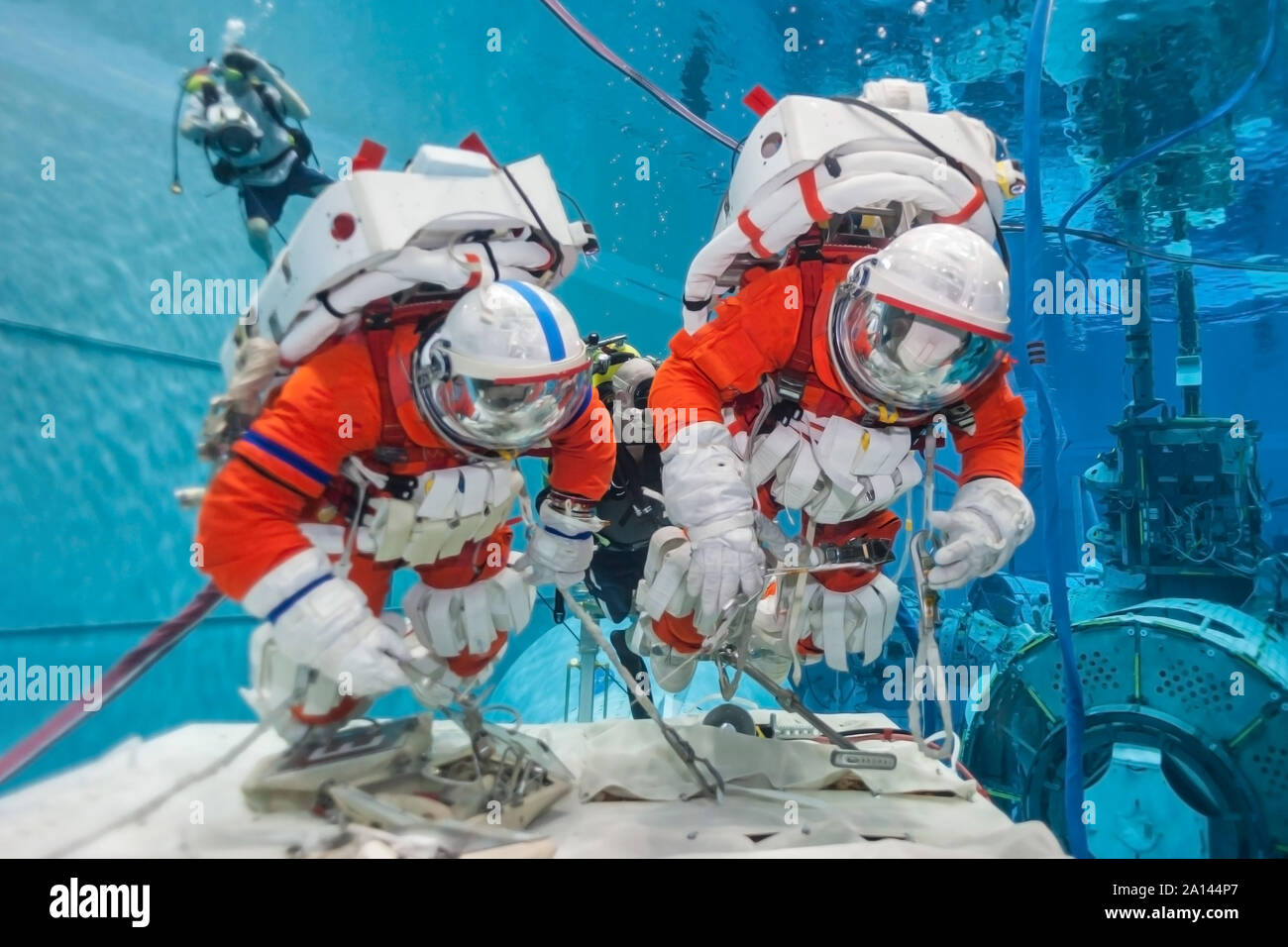 Cosmonaut Training im Pool, in Raumanzügen. Elemente dieses Bild wurde von der NASA eingerichtet Stockfoto