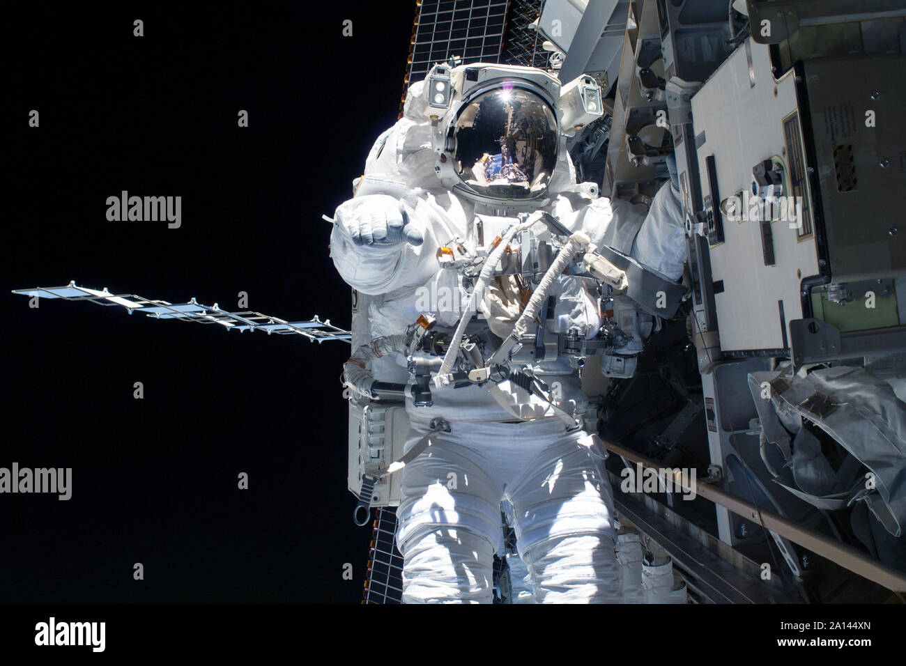 Gebunden Astronaut im Weltraum auf einer Raumstation. Elemente dieses Bild wurde von der NASA eingerichtet Stockfoto