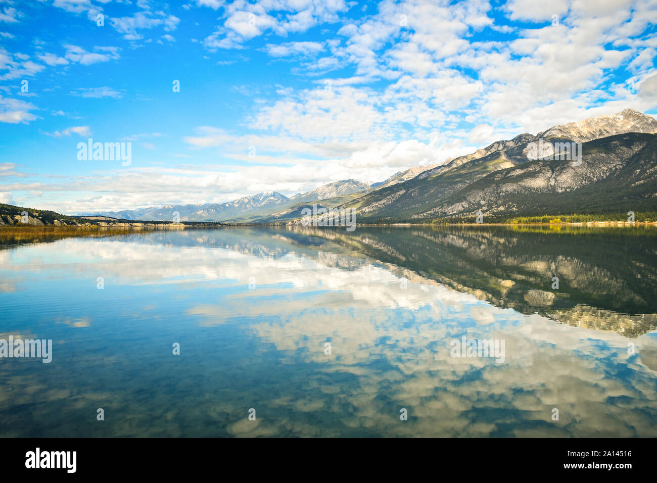 Columbia Lake Reflexion, Fairmont Hot Springs, British Columbia, Kanada. Kanadische Rockies Landschaft. Stockfoto