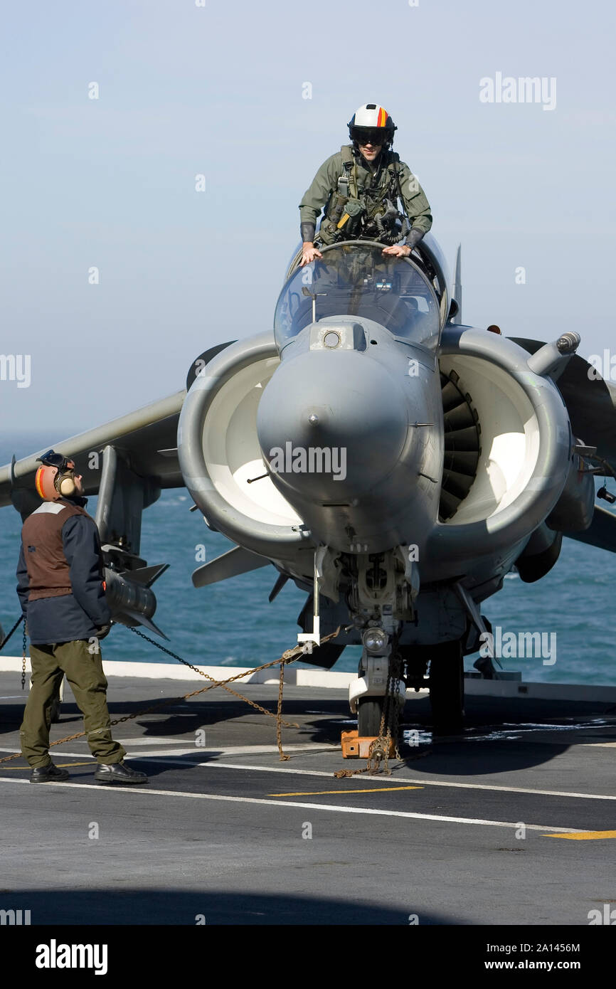 Eine spanische Marine Pilot steigt in seine EAV-8B+ an Bord von einem Flugzeugträger. Stockfoto