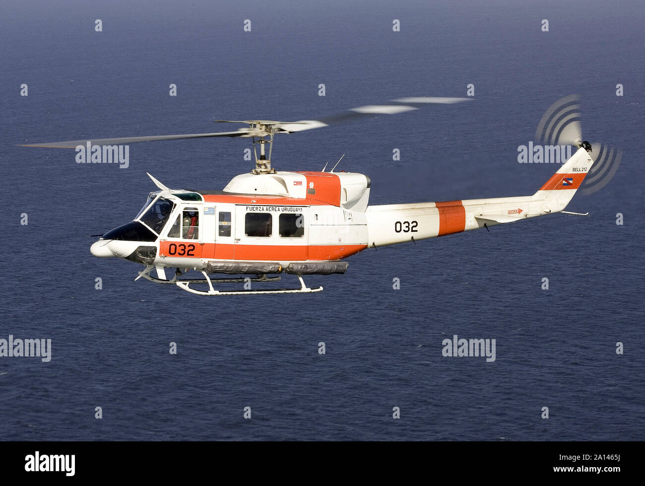 Ein Bell 212 Hubschrauber der Uruguayischen Air Force vor der Küste von Montevideo, Uruguay. Stockfoto