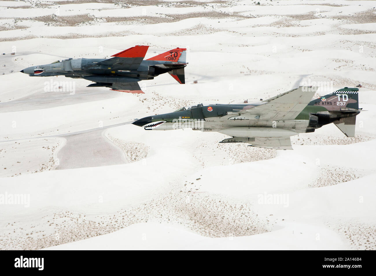 Zwei QF-4E Phantom in Formation über das White Sands National Monument in New Mexico. Stockfoto