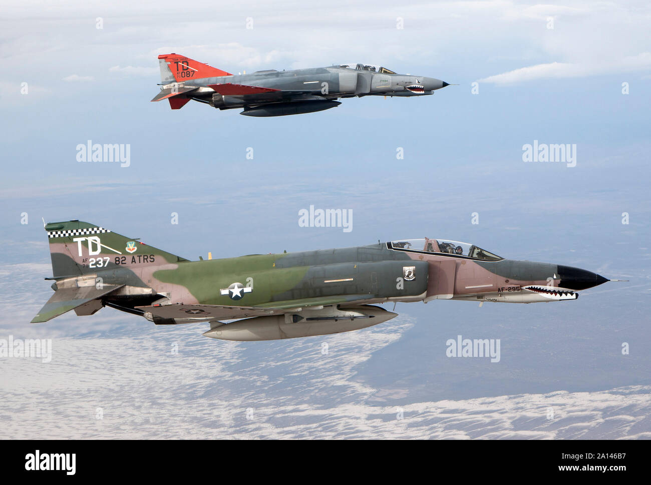 Zwei QF-4E Phantom fliegen in Formation über New Mexiko. Stockfoto