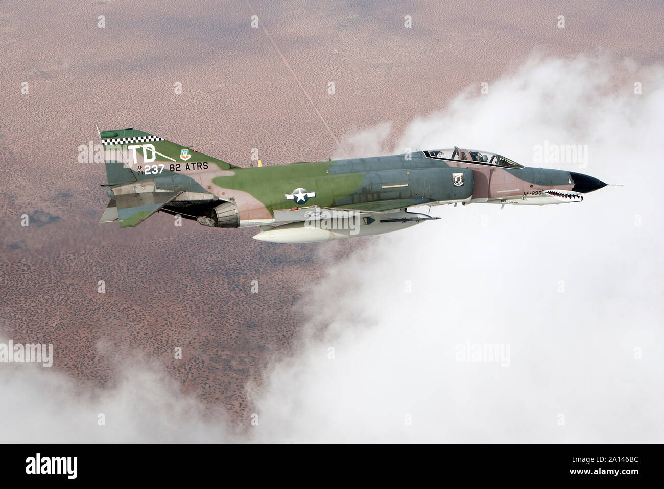 QF-4E Phantom fliegen über die White Sands Missile Range in New Mexico. Stockfoto