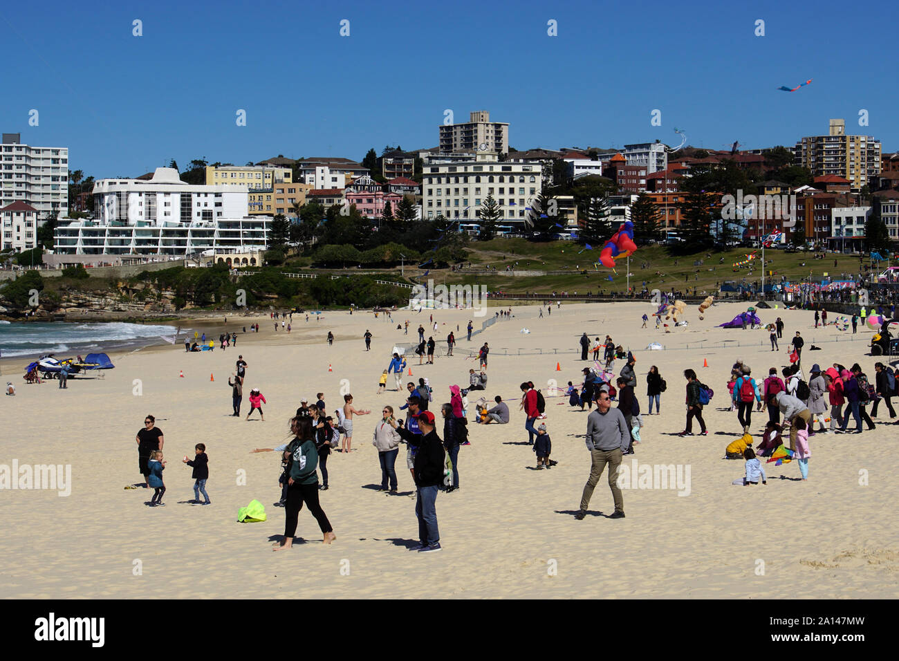 Weiten Blick auf Bondi Beach mit einer Menge von vollständig gekleidete Menschen während des Festivals der Winde Stockfoto