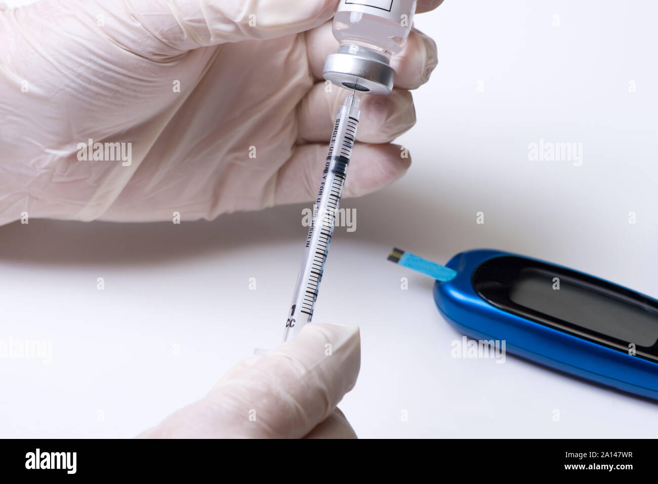 Krankenschwester zeichnet Insulin Insulin in hypodermischen Nadel. Stockfoto