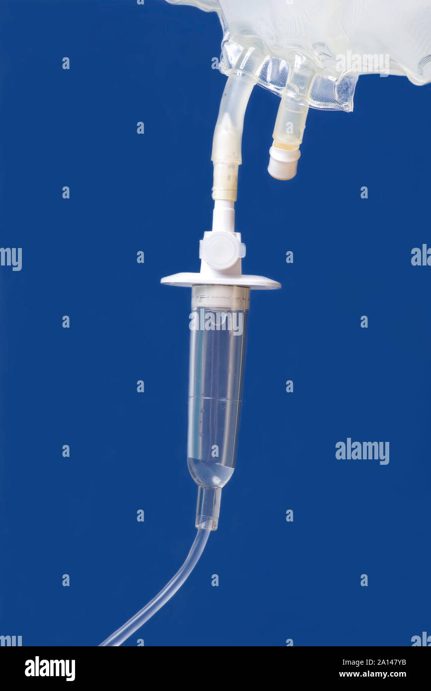 IV-Beutel und tropft Kammer auf blauem Hintergrund. Stockfoto