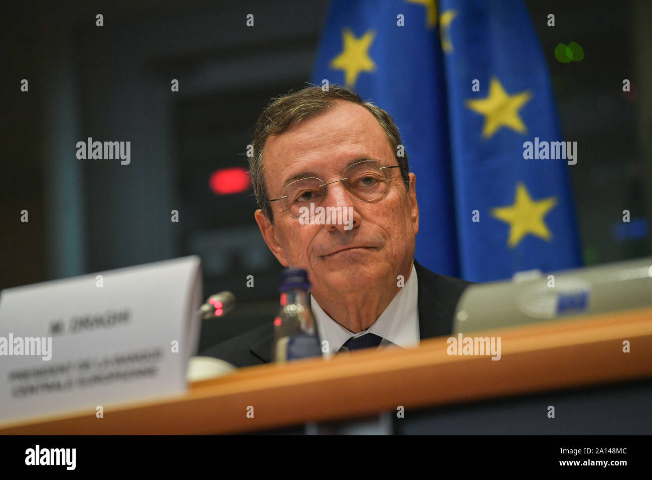 Brüssel, Belgien. 23 Sep, 2019. Mario Draghi, Präsident der Europäischen Zentralbank (EZB), nimmt an den monetären Dialog mit der Europäischen Wirtschafts- und Währungsausschuss des Europäischen Parlaments in Brüssel, Belgien, Sept. 23, 2019. Credit: Riccardo Pareggiani/Xinhua Stockfoto